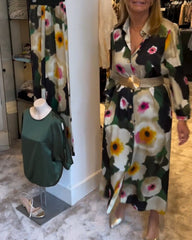 Klänning med slag och blommönster