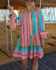 Båtringad klänning med klockärmar