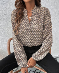 V-ringad elegant blus med tryck