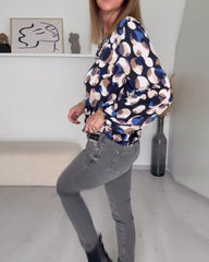 Elegant blus med axelband och tryck