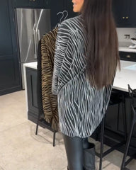 Blus med zebratryck och långa ärmar