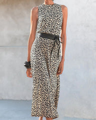 Ärmlös klänning i modetryck med skärp