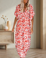 V-ringad modeklänning med tryck och kort ärm