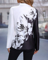 Blus färgad med blommigt tryck