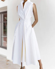 Ärmlös modeklänning med ståkrage