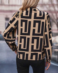 Blus med grafiska bokstäver och långa ärmar