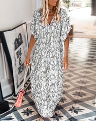 V-ringad modeklänning med tryck och kort ärm