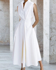 Ärmlös modeklänning med ståkrage