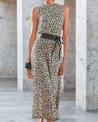 Ärmlös klänning i modetryck med skärp