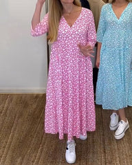 Avslappnad klänning med blommönster