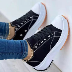 Klassiska vita sneakers i canvas med snörning