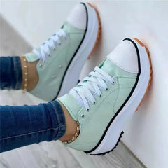 Klassiska vita sneakers i canvas med snörning