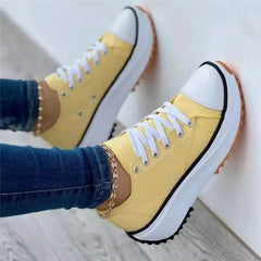 Klassiska vita sneakers i canvas med snörning