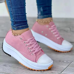 Klassiska vita sneakers i canvas med snörning