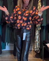 Avslappnad topp med blommönster