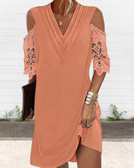 Spetsskarvad off-shoulder enfärgad klänning
