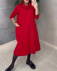Enfärgad klänning med turtleneck-ficka