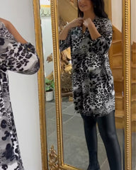 Topp med leopardtryck och V -hals