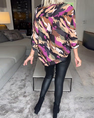 Blus med V-ringning och tie-dye mönster