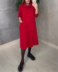 Enfärgad klänning med turtleneck-ficka